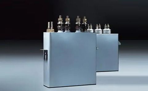 電容器在直流電路中起什么作用？